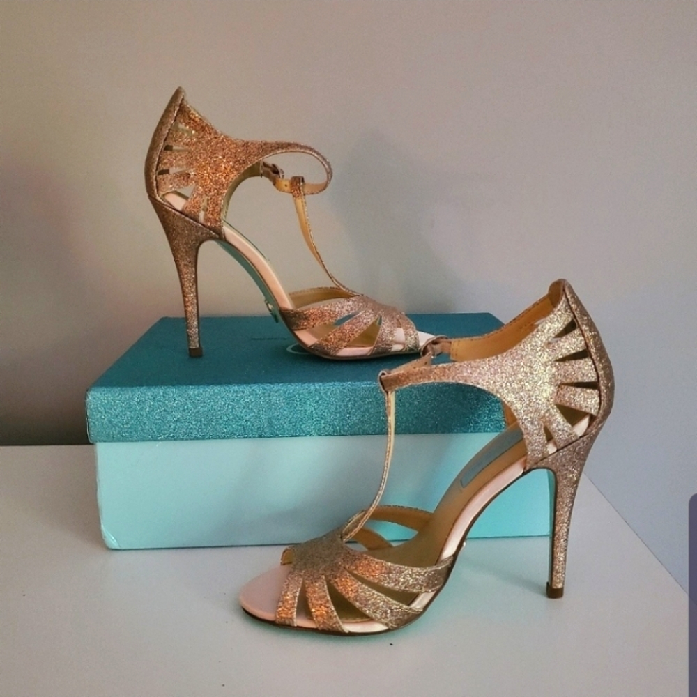 Betsey Johnson SB Tee heels NIB